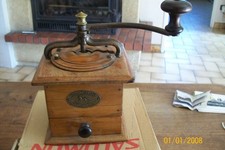 ancien petit  moulin à café PEUGEOT