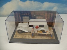 DIORAMA STYLE ROUTE BLEUE LA CITROËN TRACTION AMBULANCE boite vitrine 1/43