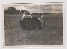 photo ancienne 🎞️ jeep trois hommes 1940s prairie