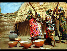 ACCRA (GHANA AFRIQUE) ETHNIQUE / FEMME PILEUSE de MANIOC en 1959 / Pharma IONYL