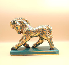 CHEVAL en céramique dorée et