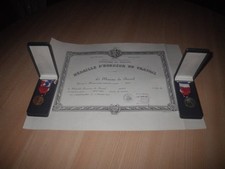 Diplôme de la médaille du travail argent + 2 médailles France