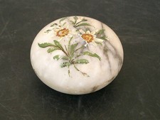 BOITE RONDE ART DECO  AVEC COUVERCLE EN ALBATRE DECOR FLEURI PEINT ET EMAILLE