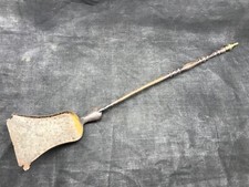 Une ancienne pelle pour serviteur à cheminée en acier fondu avec embout laiton