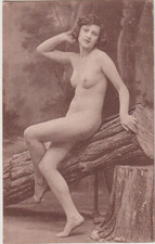 Photographie Ancienne - nu artistique - femme les seins nus prenant la pose