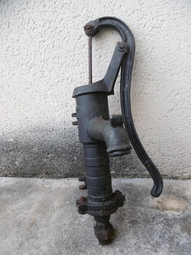Ancienne pompe fontaine en - pompe, a