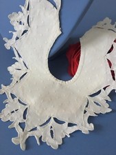 Bavoir ancien brodé main -