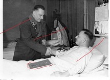 photo allemande WW2 officier au chevet soldat allemand 1940 100% originale