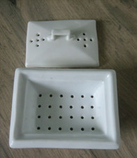 Ancienne boite à savon Porte savon en porcelaine signé B