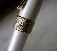 MAGNIFIQUE STYLO ROLLER CROSS RESINE PERLEE & PL. OR 18 CARATS - LARGE ANNEAU