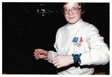 Garçon sweat USA, montre quartz robot Takara - Photo vintage snapshot, c. 1980