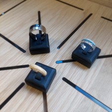 Lot de 3 Présentoirs à bijoux. Support carré en simili cuir noir pour une bague.