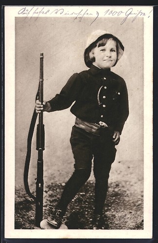 Garçon avec fusil jouet - garçon,