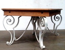 table rectangulaire piétement fonte de fer dessus merisier parqueté .XX siècle.