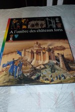 Livre "A l'ombre des châteaux forts" Gallimard-Larousse