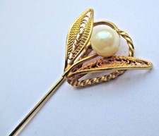 pic épingle chapeau cravate