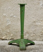 VUITTON, ancien pied de table de bistrot Louis Vuitton, fonte, Art Déco .