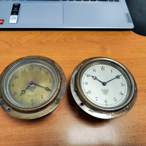 Deux horloges tableau bord - horloges,
