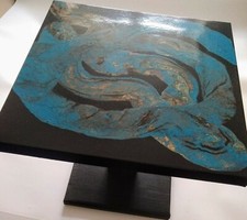 Table basse artisanale en carton, noire et turquoise, 50 x 50 x 43cm