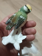 Roitelet huppé sur une branche en porcelaine polychrome Karl Ens. Oiseau ancien.