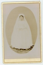 PHOTO CABINET Louis Bouhours Charchigné par Le Horps, une communiante en robe