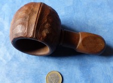 Casse-noix ancien à vis, en bois, bon état, en forme de noix !