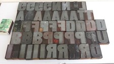 47 anciennes lettres caractères d'imprimerie en bois. TYPOGRAPHIE.