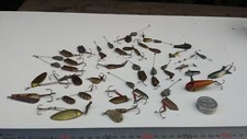 Lot d'anciens leurres de pêche devons, cuillères, poissons nageurs..