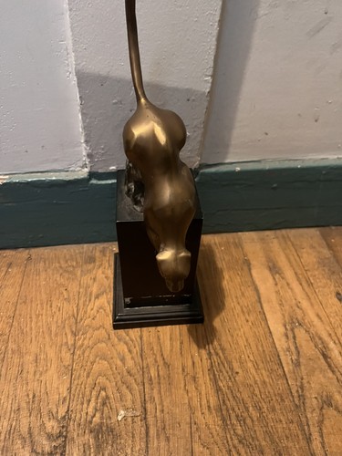 Une statue panthère - une,