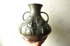 Gros vase en étain art déco signé