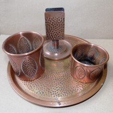 ANCIEN NÉCESSAIRE A FUMEUR EN CUIVRE REPOUSSÉ