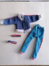 Barbie Vêtement C49 Skipper Ou Autre Veste Banbe Bleu Blanc Rouge Et Pantalon