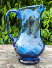 Pichet en verre soufflé torsadé teinté bleu