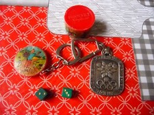 2 Porte cles vintage Tintin confiserie Brochet 2 dés et J.O. Hiver 1968 Grenoble