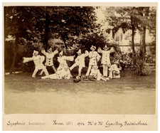 Fontainebleau, Hommes déguisés en Pierrot, Symphonie Burlesque chez le Notaire M