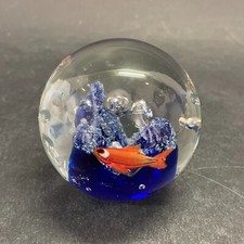 Sulfure presse papier à décor d'aquarium avec son poisson et son corail