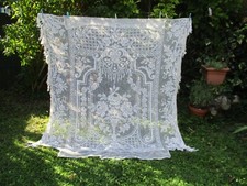 dessus de lit au filet brodé