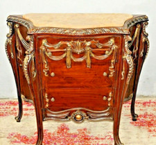 Commode style Louis XV en bois de hêtre avec finitions, marbre beige robuste.
