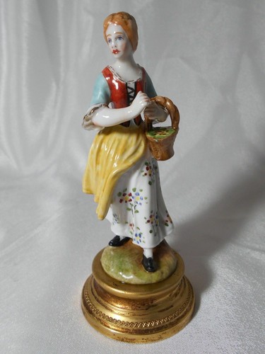 Figurine sur socle - femme, au