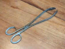 Curieuse pince à gant ou à