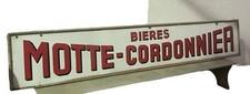 Plaque émaillée fond blanc a décor rouge "Bières Motte-Cordonnier " XX siècle