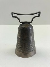Cloche de table en Bronze argenté ciselé et signé Travail d'Afrique du Nord