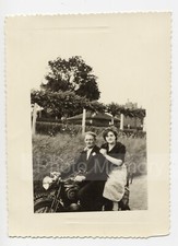 Au guidon d'une moto René Gillet, Gare de Caudry - Snapshot Photo Anonyme 1953