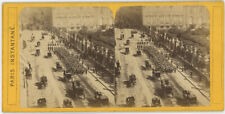 Stéréo circa 1865. Paris instantané. Rue de Rivoli. Militaires. Bonnet à poil.
