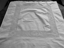 Taie d'oreiller avec Monogramme entouré de Dentelle