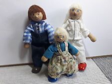 SELECTA Spielzeug - Mère et fille blondes, père brun, aux  yeux et nez ronds