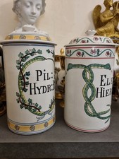 Musée du louvre, paris, 2 grands pots à pharmacie Faïence. Nevers Rouen...