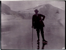 Un homme chaussé de patins à glace Vintage silver print  Tirage argentique 