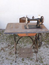 - ANCIENNE MACHINE A COUDRE DAVIS  sur pieds FONTE SMCO WATERTOWN NEW YORK    D