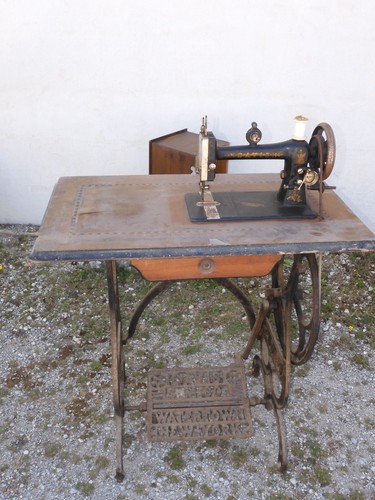 Ancienne machine a - -,